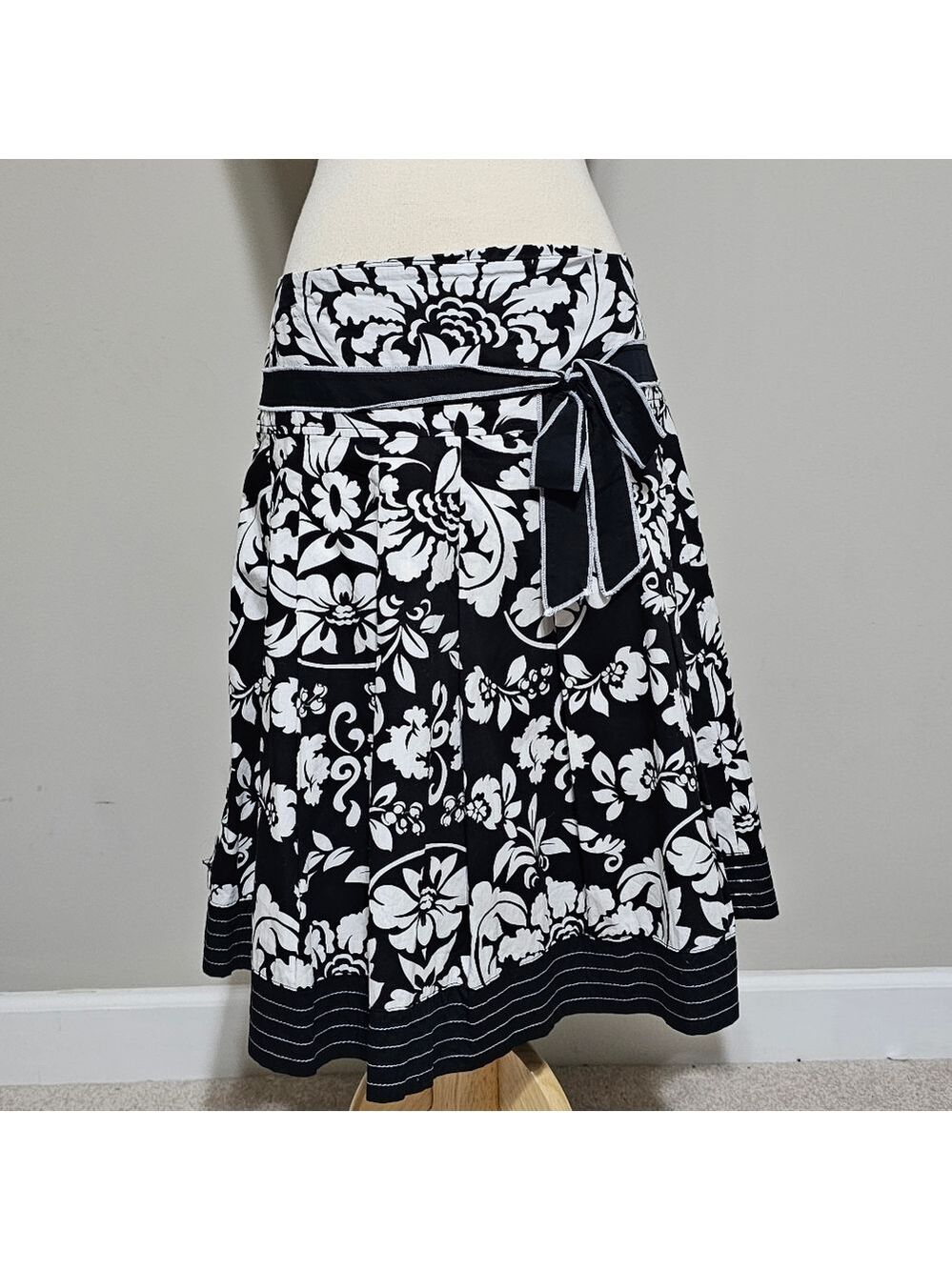 Larry Levine Black White Floral A-Line Skirt 6